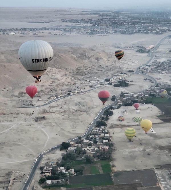 «في سماء الأقصر».. السياح يستمتعون بحضارة مصر القديمة بالبالون الطائر