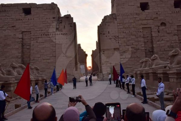 احتفال السياح بتعامد الشمس على مقصورة قدس الأقداس بالكرنك