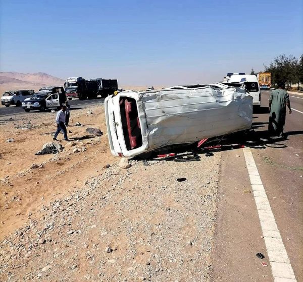 6 مصابين في انقلاب ميكروباص على الطريق الصحراوي الغربي بالمنيا