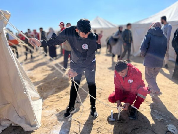 الهلال الأحمر المصري يشارك نظيره الفلسطيني في تجهيز المرحلة الثانية من مخيم إيواء النازحين (صور)