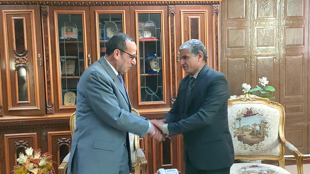 محافظ شمال سيناء يكرم رئيس مدينة الحسنة لبلوغه السن القانوني