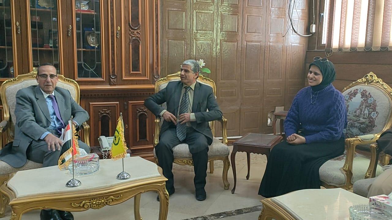 محافظ شمال سيناء يكرم رئيس مدينة الحسنة لبلوغه السن القانوني