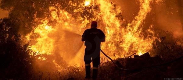 الحرائق تلتهم الغابات في تشيلي.. 14 سفينة و5 مروحيات لإخماد النيران.. و46 شخصا الحصيلة الأولى للضحايا