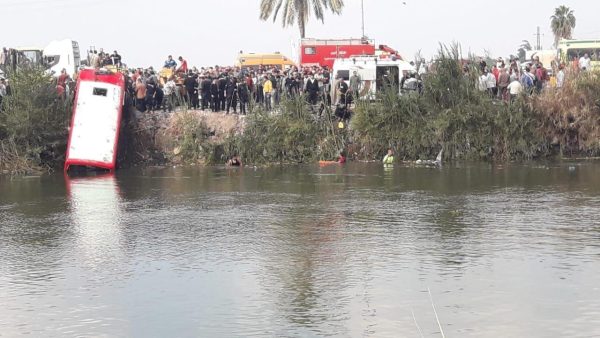 نجاة 6 أشخاص من الموت بعد إنقلاب سيارتهم في ترعة الإسماعيلية