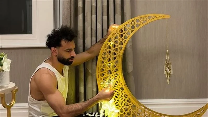 محمد صلاح يحتفل برمضان مع ابنتيه مكة وكيان