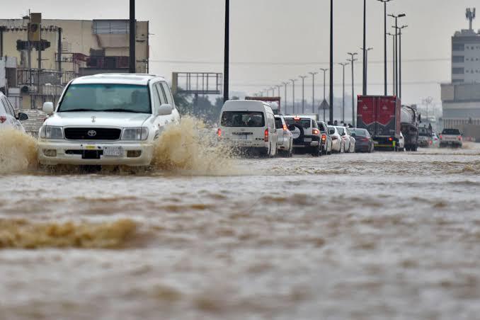 سيول جارفة.. أمطار رعدية غزيرة تغرق المملكة العربية السعودية