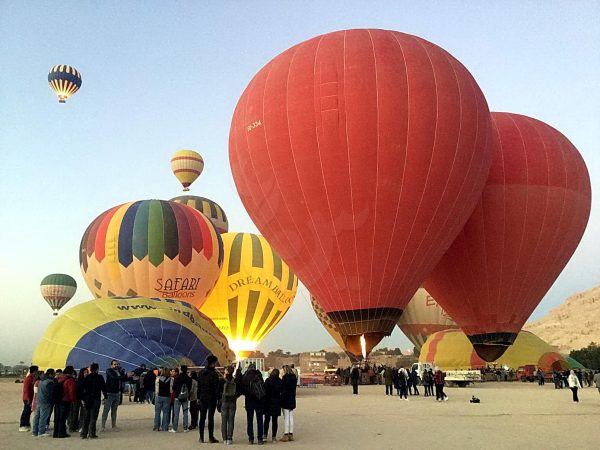 سوء الأحوال الجوية يلغي رحلات البالون الطائر بالأقصر