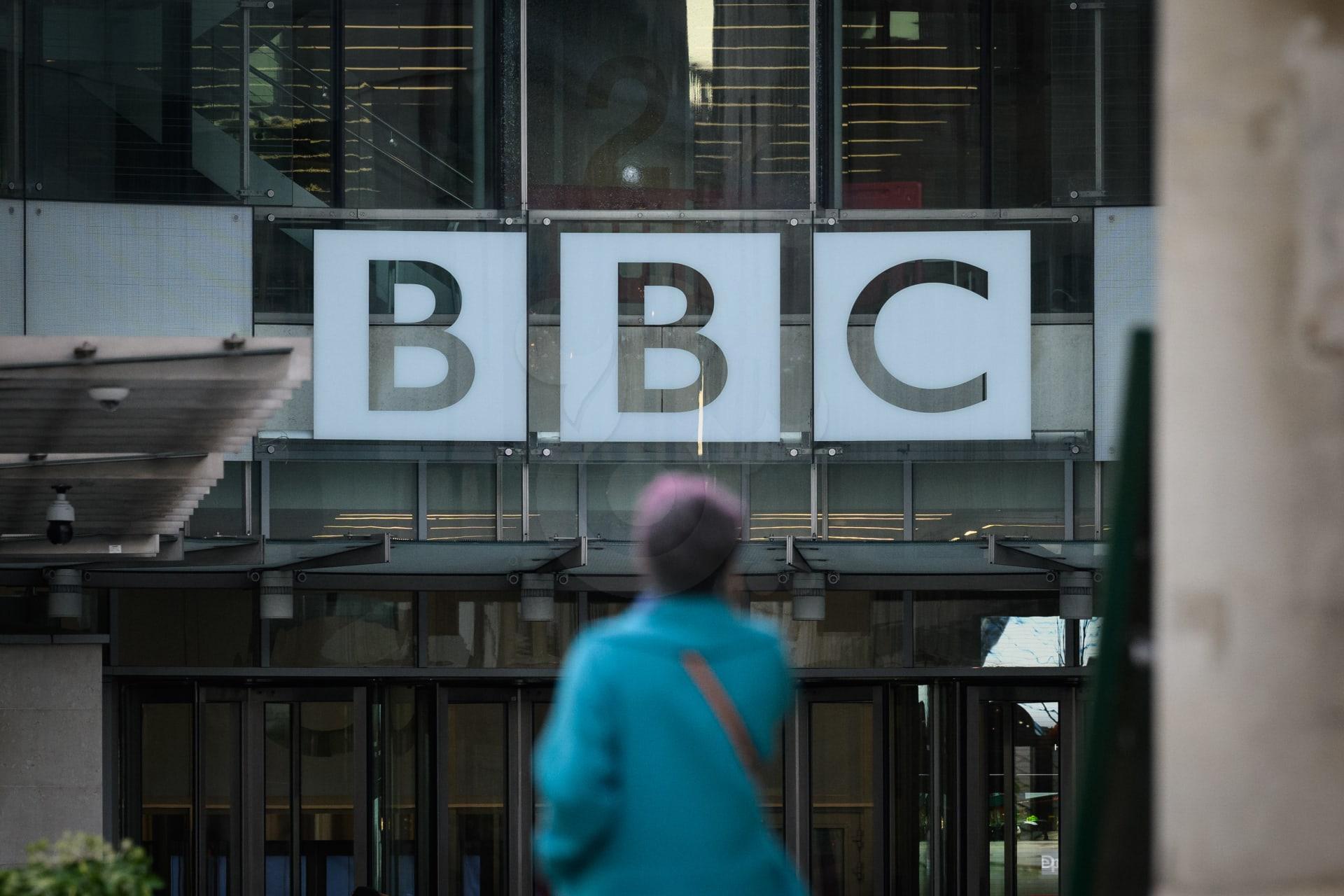 مين يقدر على إسرائيل.. دولة الاحتلال تجبر BBC على الإعتذار بسبب العاصمة تل أبيب.. والإذاعة تتحيز للكيان