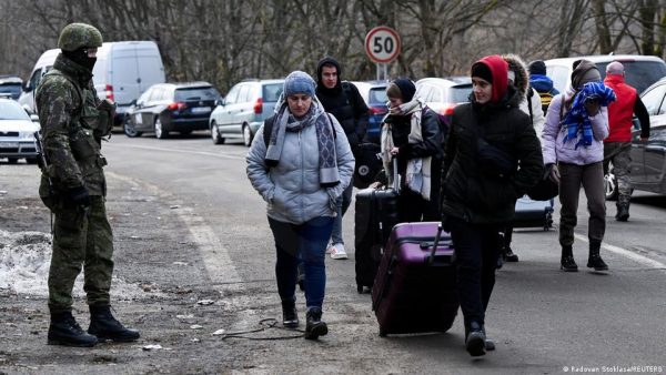 التناقض في معاملة اللاجئين يفضح ألمانيا.. برلين تحسن استقبال الأوكرانيين.. والطرد والمهانة مصير السوريين