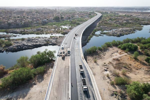 وزير النقل يتابع جاهزية محور بديل خزان أسوان للافتتاح القريب (صور)