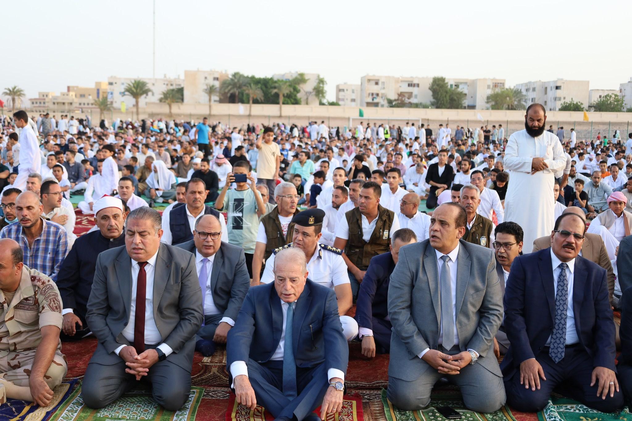 بالصور| محافظ جنوب سيناء يُفرّح قلوب أهالي طور سيناء بالعيدية والبالونات