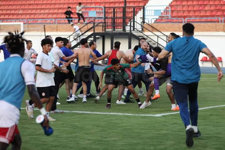 اشتباكات بين لاعبي حرس الحدود ونادي سبورتنج بعد ضياع حلم الصعود للدوري الممتاز