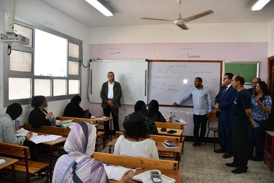 محافظ جنوب سيناء يتفقد لجان امتحانات الثانوية العامة بمدرسة شرم الشيخ الرسمية للغات (صور)