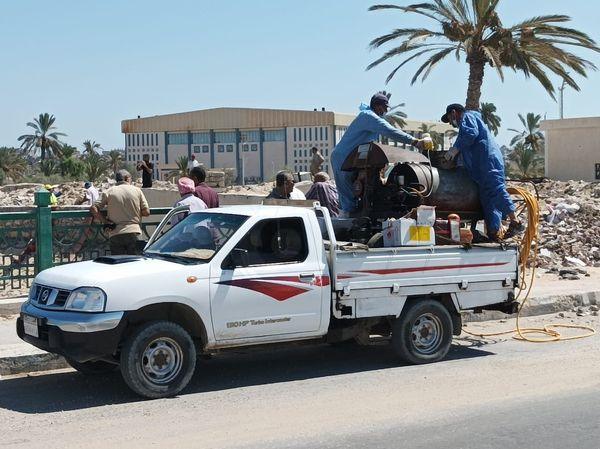 رش المناطق المتضررة من تعطل محطة الصرف لحين إصلاح العطل بالعريش