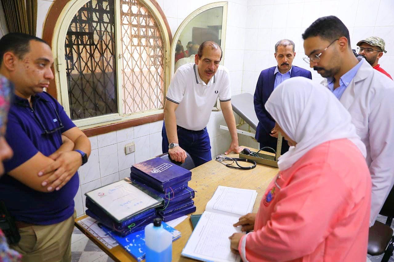 نائب وزير الصحة يشيد بانتظام العمل بمركز رعاية شرق سوهاج