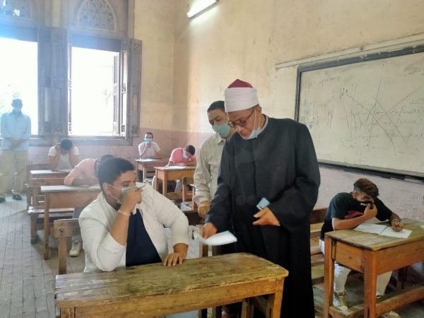 طلاب الثانوية الأزهرية أدبي يؤدون امتحان اللغة الأجنبية الأولى اليوم