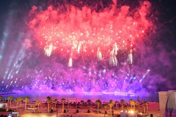 الألعاب النارية تضيء سماء العلمين.. وسط انبهار الجمهور بختام حفل "فريق كايروكى "