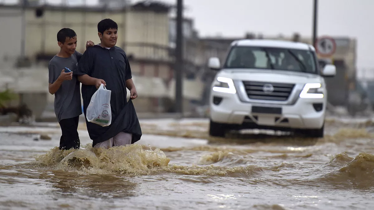 سيول مكة المكرمة تجرف عائلة وتودي بحياة 3 أشقاء وفقدان طفل رابع