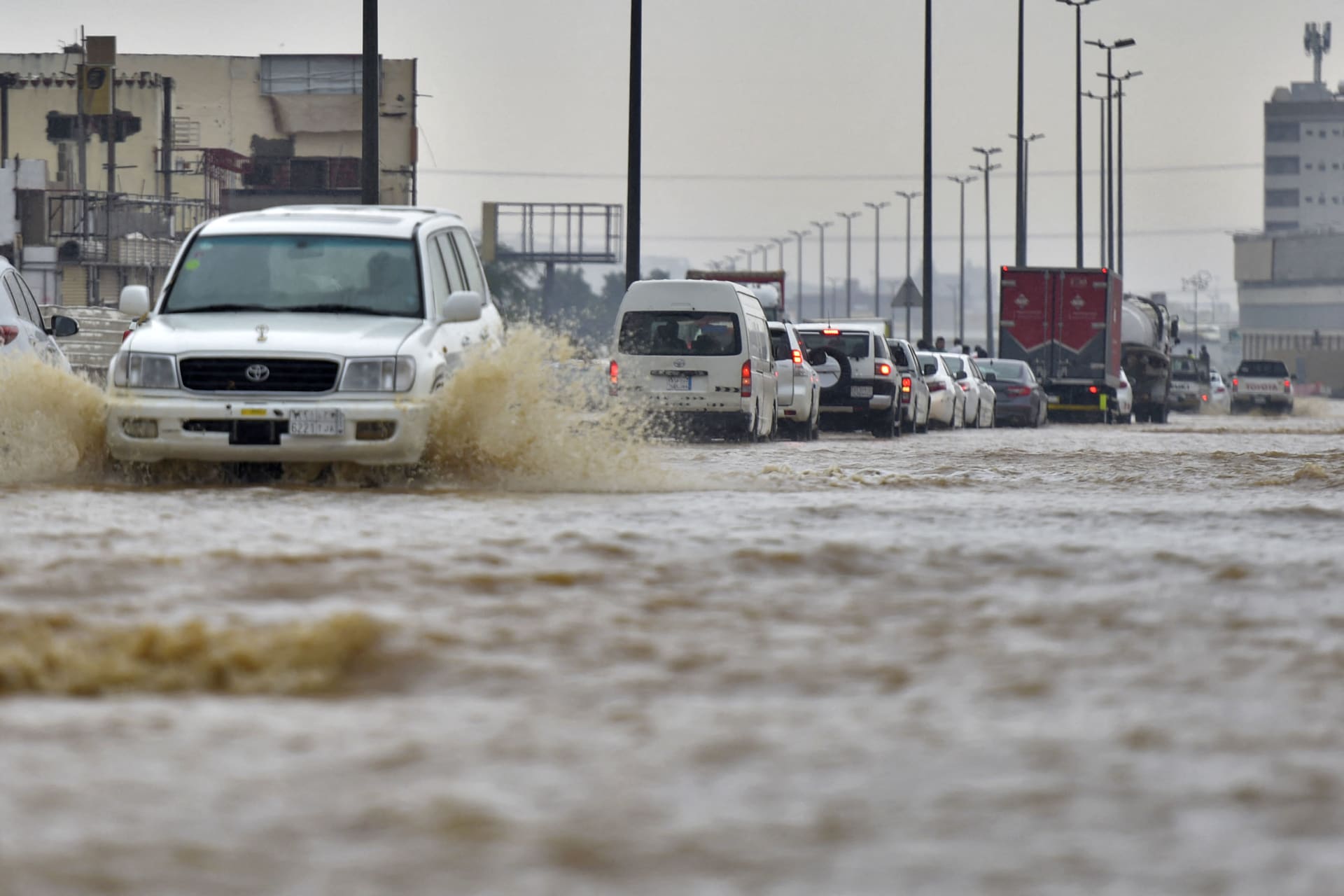 سيول مكة المكرمة تجرف عائلة وتودي بحياة 3 أشقاء وفقدان طفل رابع