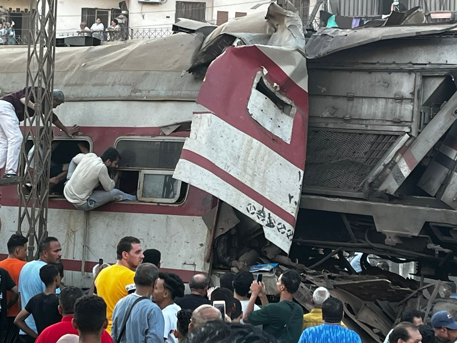 مصطفى مدبولي يُعرب عن تعازيه في ضحايا قطار الزقازيق ويكشف أسباب الحادث