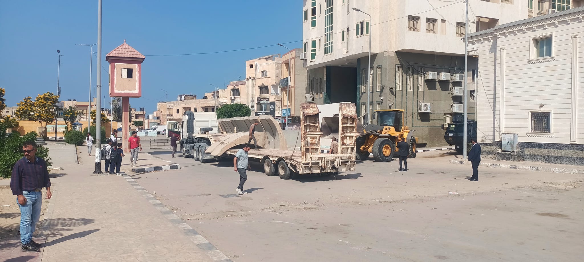 بعد عدة سنوات من الإغلاق..رفع السواتر الخراسانية من ميدان الساعة بالعريش