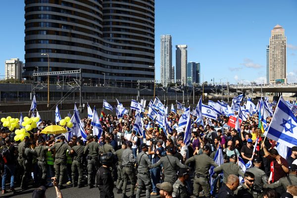 إسرائيل على حافة الهاوية.. تل أبيب تسعى للرد على إيران وسط انقسام داخلي وتحذيرات من حرب إقليمية