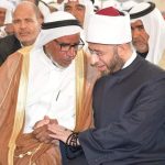 والد أحد الشهداء يقدم لوحة فنية لوزير الأوقاف وقلادة العباءة السيناوية تكريمًا له