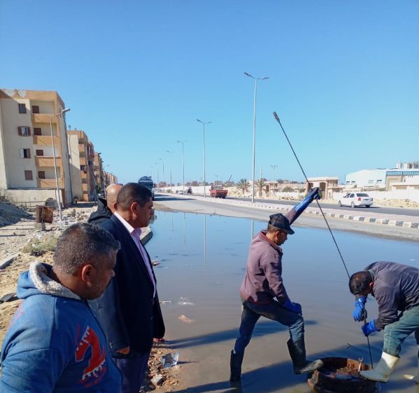 رئيس مدينة العريش يتابع إصلاح خط الصرف الصحي بطريق الشيخ زويد لإنهاء أزمة طفح المجاري