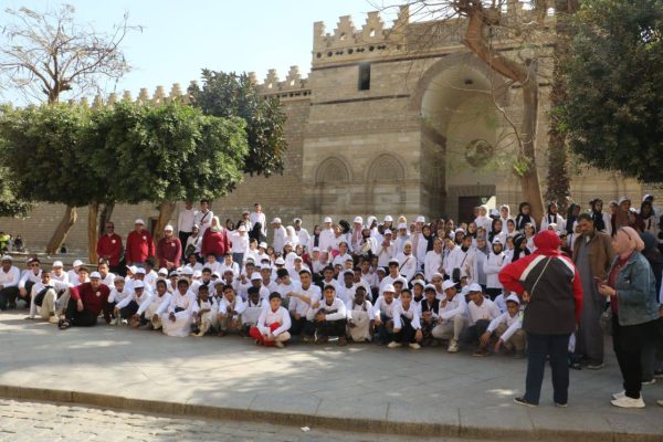 200 طفل من المحافظات الحدودية يزورون شارع المعز في إطار مشروع 