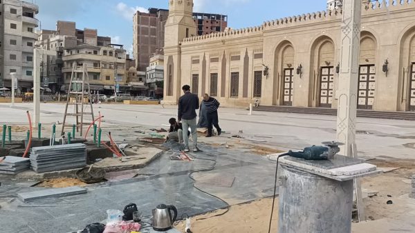 أعمال تطوير ساحة مسجد سيدي إبراهيم الدسوقي بكفر الشيخ.. صور