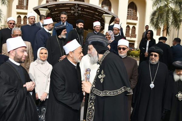 شيخ الأزهر يرافقه قيادات المؤسسات الدينية يهنئون البابا تواضروس بعيد الميلاد المجيد.. صور