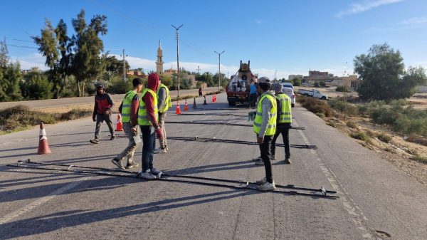 محافظة شمال سيناء: مطبات صناعية جديدة على الطريق الساحلي بين بلوظة وبئر العبد للحد من الحوادث - 7 - سيناء الإخبارية