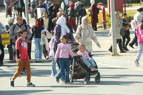 إقبال جماهيري كبير في اليوم الثالث لمعرض القاهرة الدولي للكتاب 2025 - 7 - سيناء الإخبارية