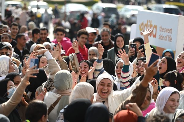 جمهور معرض القاهرة الدولي للكتاب الـ56 يتفاعل بحماس مع الفعاليات الفنية - 13 - سيناء الإخبارية