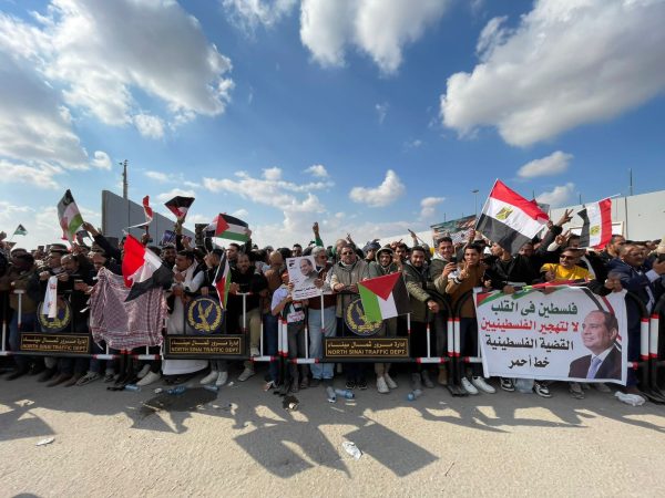 جمعة رفض التهجير.. آلاف المصريين يحتشدون أمام معبر رفح | صور - 11 - سيناء الإخبارية