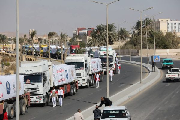 أكبر قافلة مساعدات غذائية تنطلق من جنوب سيناء عبر معبر رفح لأهالي غزة.. صور - 13 - سيناء الإخبارية