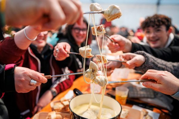 الفرنسيون ينجحوا في إعداد أكبر طبق فوندو Fondue من الجبن المذاب في العالم - 9 - سيناء الإخبارية