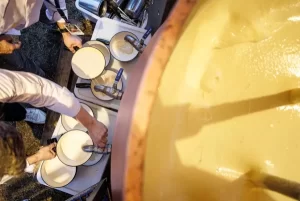 الفرنسيون ينجحوا في إعداد أكبر طبق فوندو Fondue من الجبن المذاب في العالم - 5 - سيناء الإخبارية