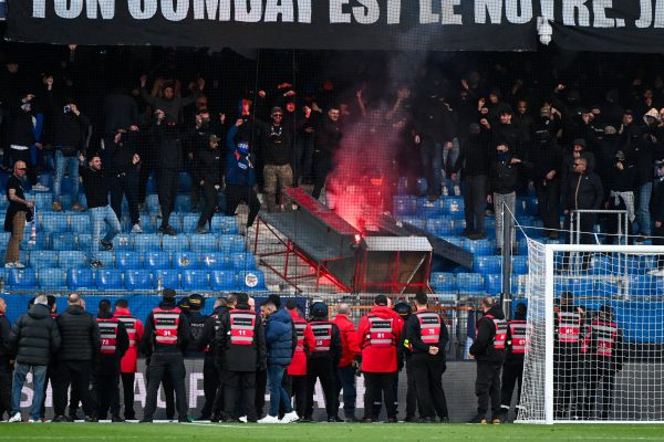 إلغاء مباراة مونبلييه وسانت إيتيان بسبب شغب الجماهير وإشعال النيران.. صور - 9 - سيناء الإخبارية