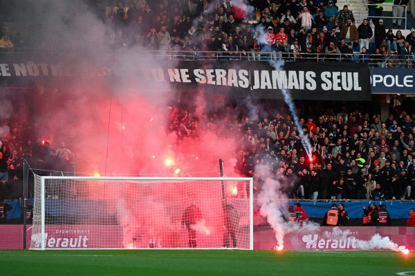 إلغاء مباراة مونبلييه وسانت إيتيان بسبب شغب الجماهير وإشعال النيران.. صور - 5 - سيناء الإخبارية