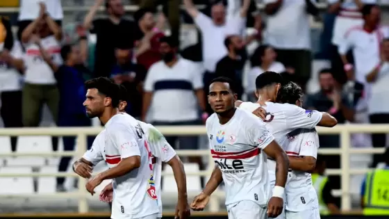 أزمة مفاجئة بين لاعبي الزمالك وشرطي إماراتي بعد الفوز على بيراميدز في نصف نهائي السوبر