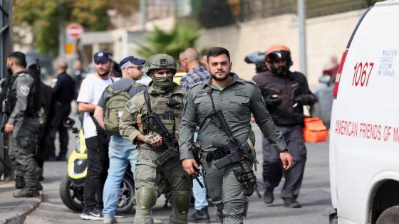 Israeli security personnel secure the scene following an incident in Jerusalem, October 30, 2023. REUTERS/Ronen Zvulun