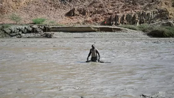 انهيار سد أربعات في السودان و25 مليون متر مياه تجتاح ولاية البحر الأحمر | فيديو وصور