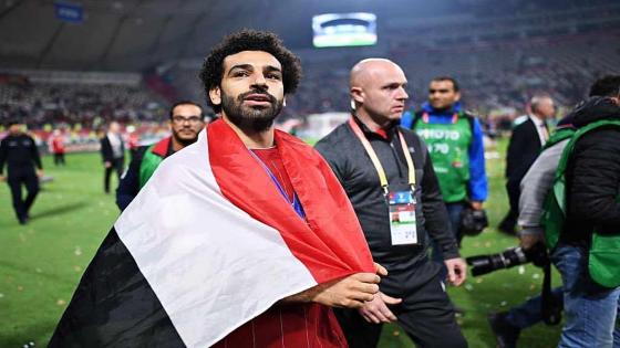 محمد صلاح يرفع علم مصر